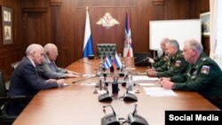 Cabrisas en su reunión con el titular de defensa de Rusia. Tomado de la cuenta oficial en Twitter del Ministerio de Defensa ruso. @mod_russia