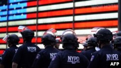 Policías en New York, donde se decretó Toque de Queda