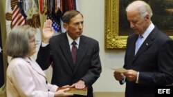 Fotografía de archivo del general David Petraeus (c) cuando juraba como director de la CIA, el 6 de septiembre de 2011, junto a su esposa Holly Petraeus (i) y al vicepresidente estadounidense, Joe Biden d).