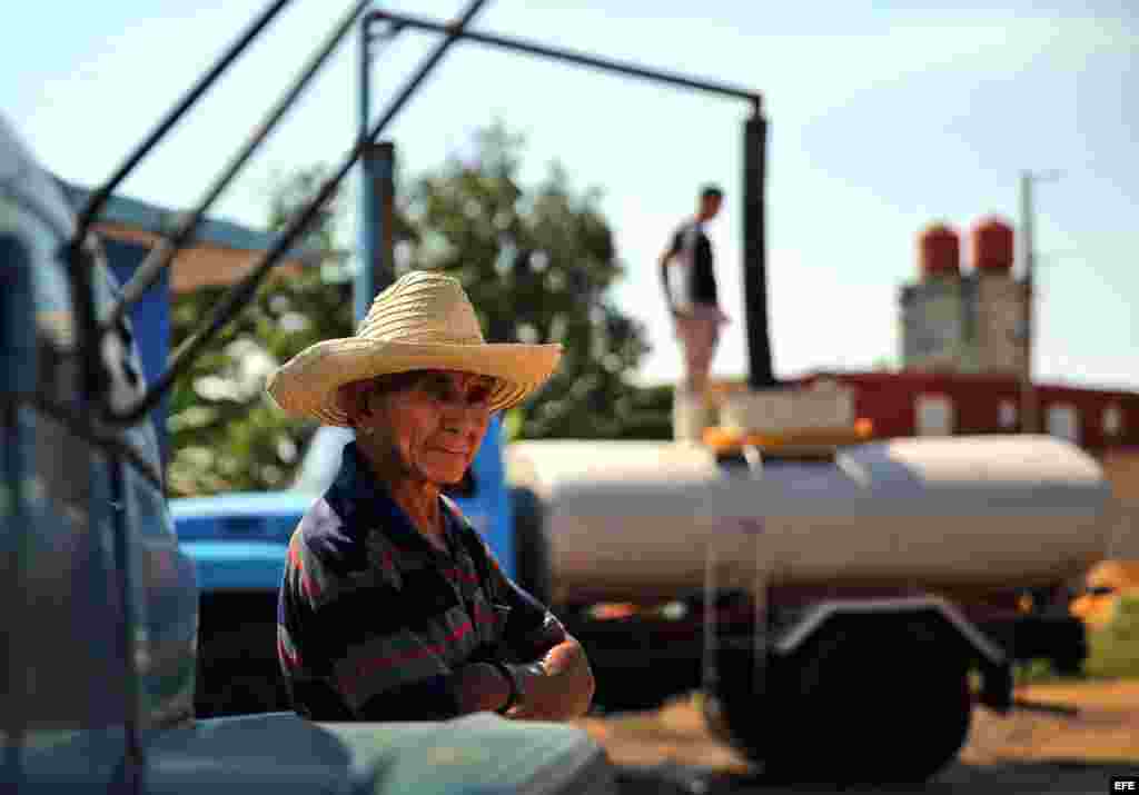 Un hombre espera su turno para cargar de agua un camión cisterna, en la provincia de Ciego de Ávila.