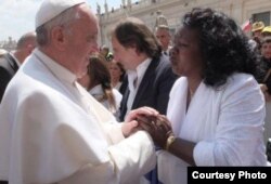 El papa Francisco saluda a la líder de las Damas de Blanco Berta Soler, en mayo de 2013.