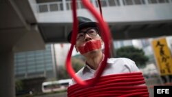Ciudadanos de Hong Kong recurren al 'performance' para protestar por la desaparición de cinco libreros críticos con el gobierno comunista de China.
