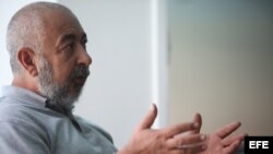 El autor cubano Leonardo Padura habla durante una entrevista con Efe este, 12 de abril de 2014, durante la II Bienal del Libro de Brasilia (Brasil).