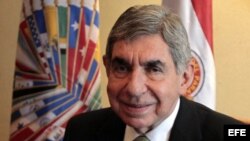 El expresidente de Costa Rica, Oscar Arias, habla durante una entrevista con Efe en Asunción, Paraguay. 