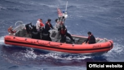 La Guardia Costera publicó algunas fotos del rescate de los balseros. (Foto: Guardia Costera de EEUU)