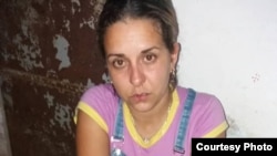 Arianna López tras 9 horas de violento interrogatorio en una unidad policial de Placetas. (Fotos: Facebook de Janny Corrales)