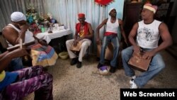 Toque de tambor de un grupo de santeros en La Habana. 