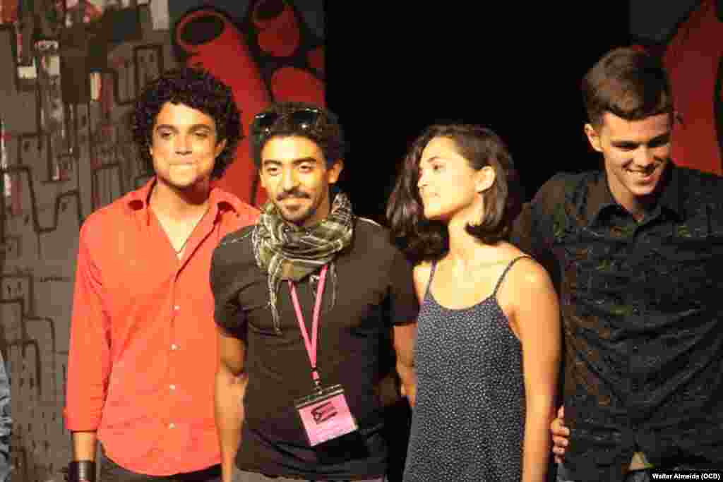 Jazz Vilá, director de Rascacielos (segundo a la izquierda) junto a los actores de la obra.