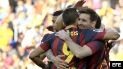 El delantero argentino del FC Barcelona Lionel Messi (d) celebra con sus compañeros el gol conseguido ante el Betis.