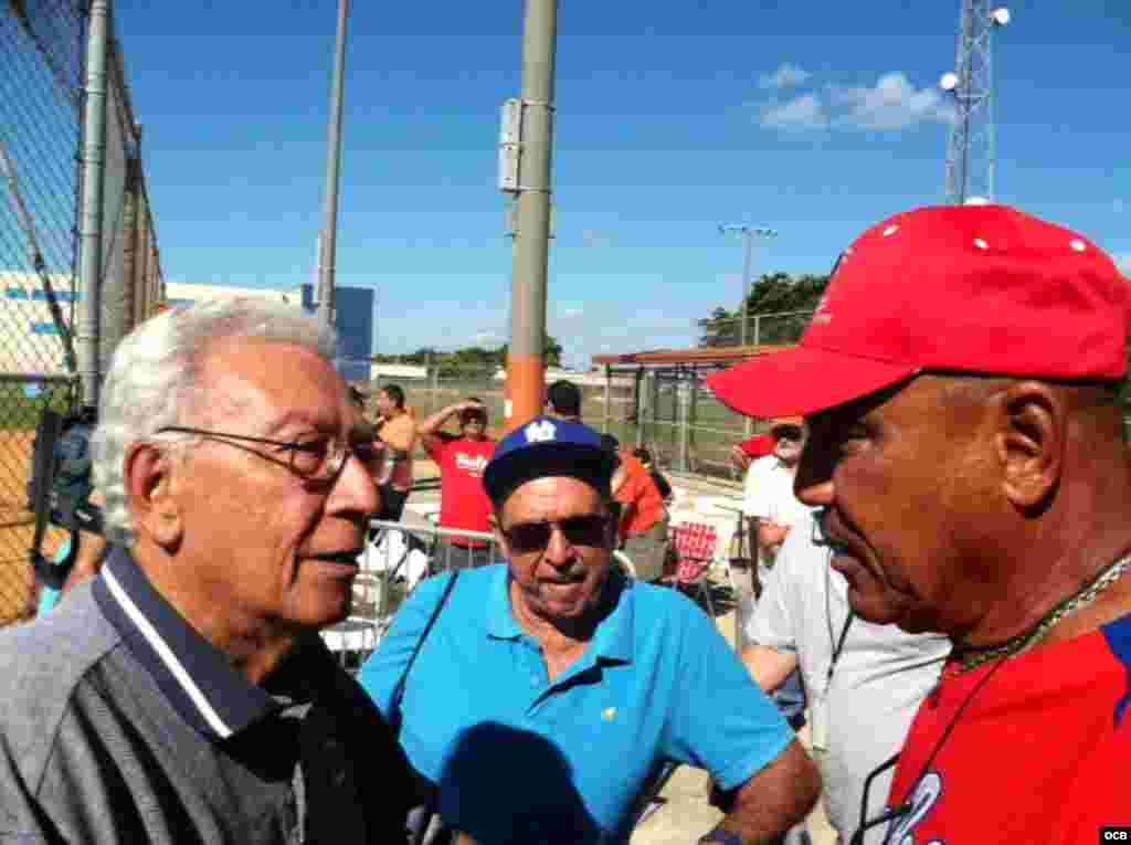 Dos estrellas del béisbol cubano , el ex-lanzador de Las Tunas Orlando "El Guajiro" Peña (i), de Martinoticias y el ex-primera base del equipo Cuba Antonio Muñoz (d), comparten momentos y experiencias antes del inicio del "Juego del Reencuentro", realizad