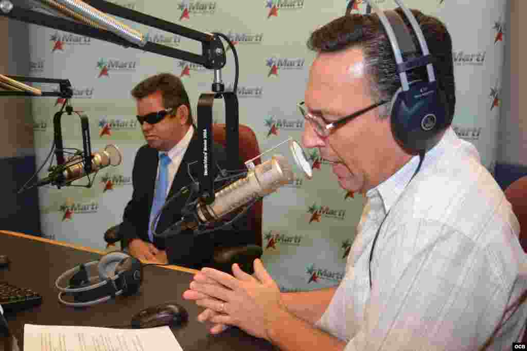 José Luis Ramos (d) durante el programa de radio Las Noticias como Son con González Leiva. 