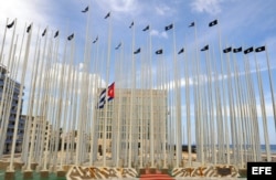 Cuba levantó el llamado "Monte de las Banderas", frente a la SINA para impedir que pudiera leerse la pantalla electrónica instalada en 2006 en el quinto piso del edificio.