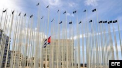 Cuba levantó el llamado "Monte de las Banderas", frente a la SINA para impedir que pudiera leerse la pantalla electrónica instalada en 2006 en el quinto piso del edificio.