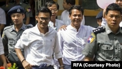 Los periodistas detenidos de Myanmar, Kyaw Zaw Lin (2do izq.) y Phyo Wai Win (2do der.), salen de la corte después de una audiencia previa al juicio en Yangon, el 17 de octubre de 2018.