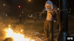 Anoche grupos de manifestantes volvieron a las calles del este de Caracas, para incendiar desperdicios y neumáticos, antes de dispersarse. 