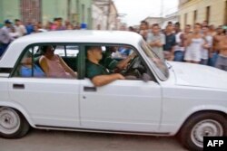 Dos disidentes cubanos arrestados en la Primavera Negra, 20 de marzo de 2003. (Foto Archivo/Adalberto Roque/AFP)