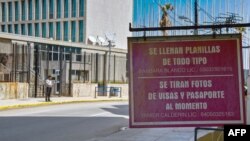 Un negocio ofrece llenado de planillas y servicio de fotografía para visas y pasaportes en los alrededores de la Embajada de EEUU en La Habana. 