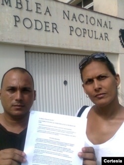 Ignacio estrada y Wendy Iriepa entregan peticion LGBT