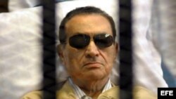 Fotografía de archivo del 2 de junio de 2012 del expresidente egipcio Hosni Mubarak, en una camilla tras las rejas.