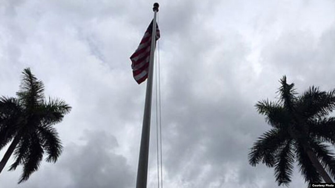 Ya ondea la bandera de EE.UU. en residencia de encargado de negocios
