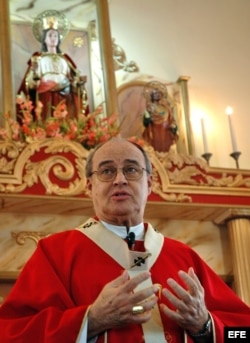 Foto de archivo. El cardenal cubano Jaime Ortega y Alamino oficia una misa ante cientos de personas en la iglesia del habanero barrio de Párraga durante el día de Santa Bárbara, el 4 de diciembre.