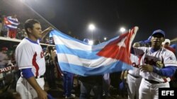 Jugadores del equipo de béisbol de Cuba celebran su victoria y la medalla de oro ganada ante Nicaragua en los XXII Juegos Centroamericanos y del Caribe Veracruz 2014. EFE/Ulises Ruiz Basurto