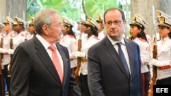 François Hollande, y su homólogo cubano, Raúl Castro, revisan la guardia de honor.