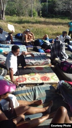 Cubanos dormirán fuera de sus tiendas de campaña a manera de protesta.