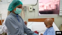 Un niño enfermo de cáncer recibe asistencia médica en un hospital.
