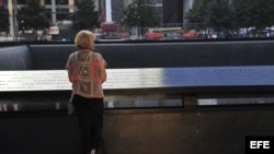 Una mujer observa los nombres en el monumento a las víctimas del 11-S en el World Trade Center de Nueva York, Estados Unidos, hoy, miércoles 11 de septiembre de 2013. 