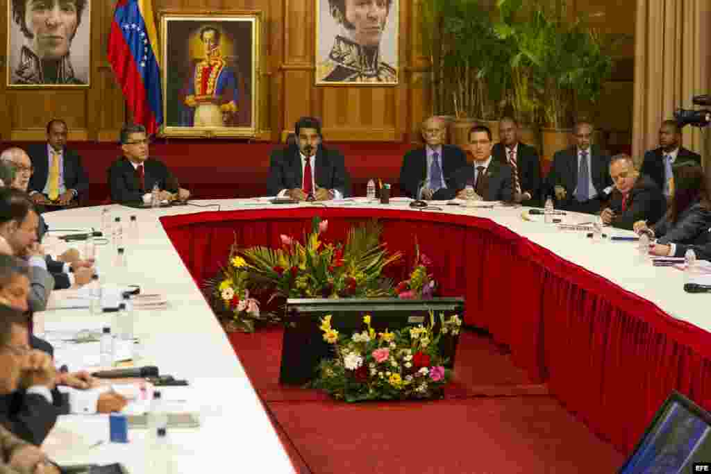 El presidente venezolano, Nicolás Maduro (c), y su equipo de Gobierno se reúnen con los miembros de la Mesa de Unidad Nacional (MUD) y representantes del Nuncio Eclesiástico venezolano y cancilleres de Unasur hoy, jueves 10 de abril de 2014, en el Palacio de Miraflores en Caracas (Venezuela).