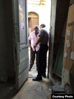 Policía allana la vivienda del artista del performance Luis Manuel Otero en La Habana.