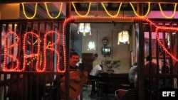 Un músico permanece en la puerta de un bar en la calle Obispo en La Habana.