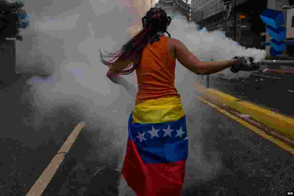 Manifestantes se enfrentan con agentes de la Guardia Nacional Bolivariana el 20 de abril de 2017, en Caracas (Venezuela).