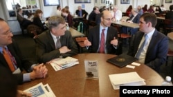El presidente del Consejo Tecnológico de New Jersey, James Barrood, en una reunión reciente con congresistas.