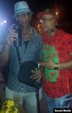 Ronald "Alí" LaBeet, fugitivo de EEUU, en Cuba con un amigo tunero.