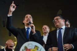 El diputado Carlos Eduardo Berrizbeitia (der.) junto al presidente encargado Juan Guaidó