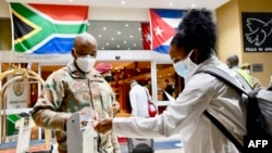 Una cubana llega a Pretoria, Sudáfrica, como parte una brigada de 217 profesionales de la salud, el 27 de abril de 2020. (Elmond Jiyane / GCIS / AFP)
