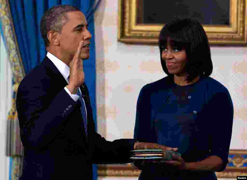 El presidente de Estados Unidos, Barack Obama, juró hoy oficialmente el cargo para un segundo mandato que concluirá en enero de 2017 en una breve ceremonia en el Salón Azul de la Casa Blanca acompañado de su mujer, Michelle, y sus dos hijas.
