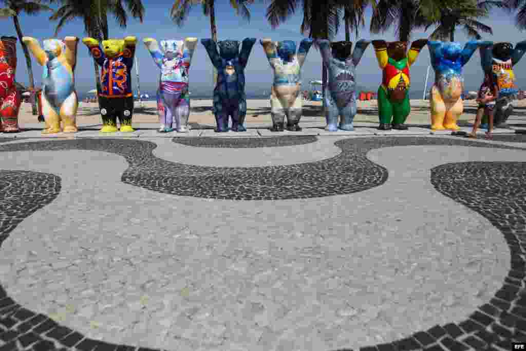 Aspecto de las esculturas que forman parte de la exposición "United Buddy Bears" en la playa Leme en Río de Janeiro (Brasil) en el 2014. La playa de Leme fue tomada esta semana por 141 esculturas de osos que forman parte de una exposición itinerante desti