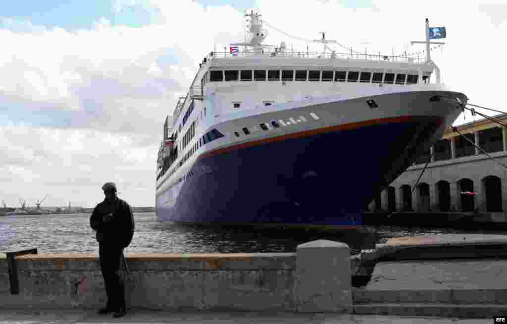 La policía cubana custodia la embarcación que transporta 624 estudiantes de 248 universidades de EE UU a La Habana.
