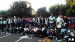 Jóvenes cubanos en una marcha. Foto Leonardo Santos. 