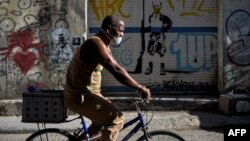 Escena captada el lunes en una calle de La Habana (Yamil Lage/AFP).