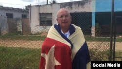 El preso político Félix Navarro con la bandera de Cuba, en una imagen de archivo.