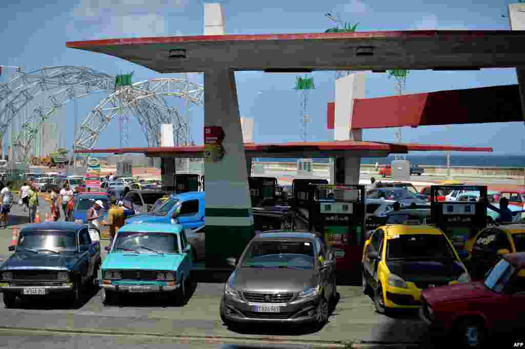 Congesti&#243;n en las gasolineras de La Habana. YAMIL LAGE / AFP