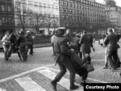 Represión policial en el centro de Praga en Noviembre de 1989.