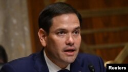 El senador Marco Rubio cuestiona al secretario de Estado Mike Pompeo en una audiencia en el Senado. 