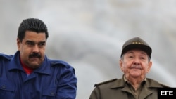 Raúl Castro y Nicolás Maduro (d-i). Archivo.