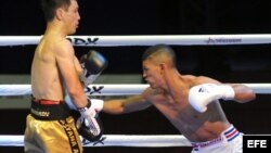 El boxeador cubano del equipo Domadores, Marcos Forestal, se enfrenta Bagdad Alimbekov (Kazajistán).
