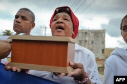 Reina Luisa Tamayo (C), mother of Cuban political prisoner Orlando Zapata Tamayo